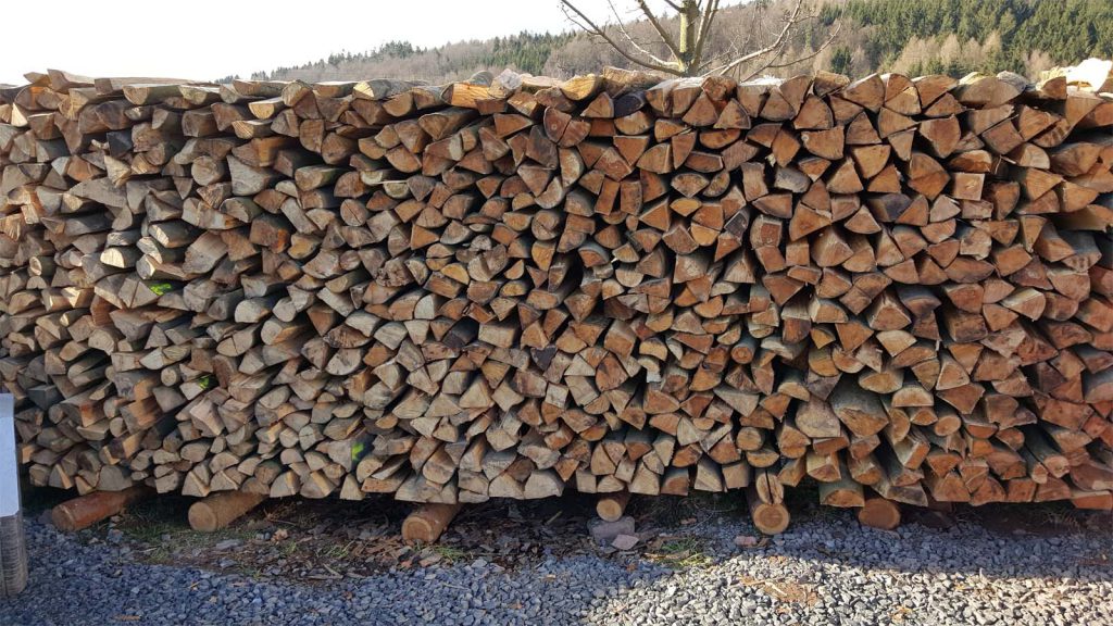 Gestapelte Holzscheide